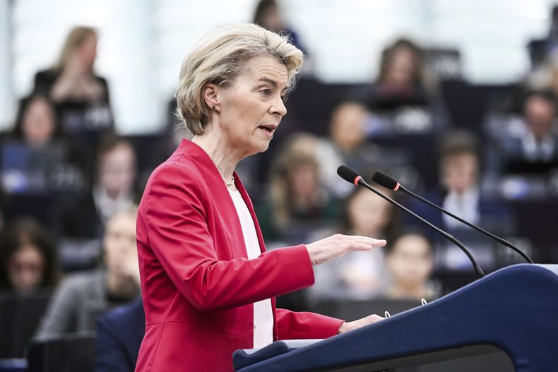 La presidenta de la Comisión Europea, Ursula von der Leyen, se dirige a los miembros del Parlamento Europeo para hablar de un acuerdo de aumento de gasto en defensa, el martes 11 de marzo de 2025 en el Parlamento Europeo en Estrasburgo, en el este de Francia. (AP Foto/Pascal Bastien)