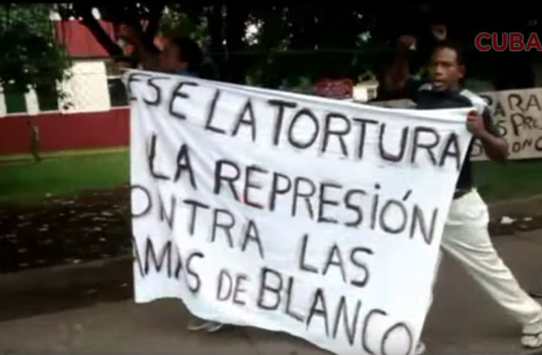 El grupo opositor Frente de Acción Cívica Orlando Zapata Tamayo (FACOZT) desfiló por la céntrica Avenida 31, en Marianao.