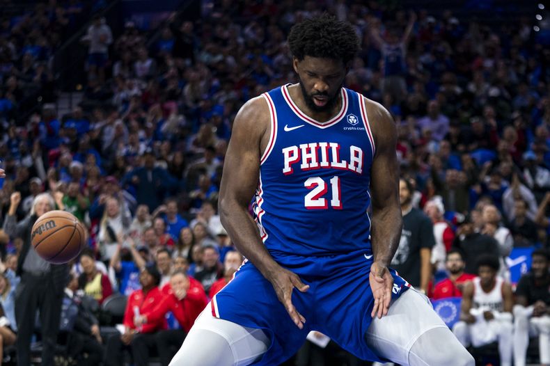 Joel Embiid, de los 76ers de Filadelfia, festeja luego de encestar ante los Trail Blazers de Portland, el domingo 29 de octubre de 2023 (AP Foto/Chris Szagola)