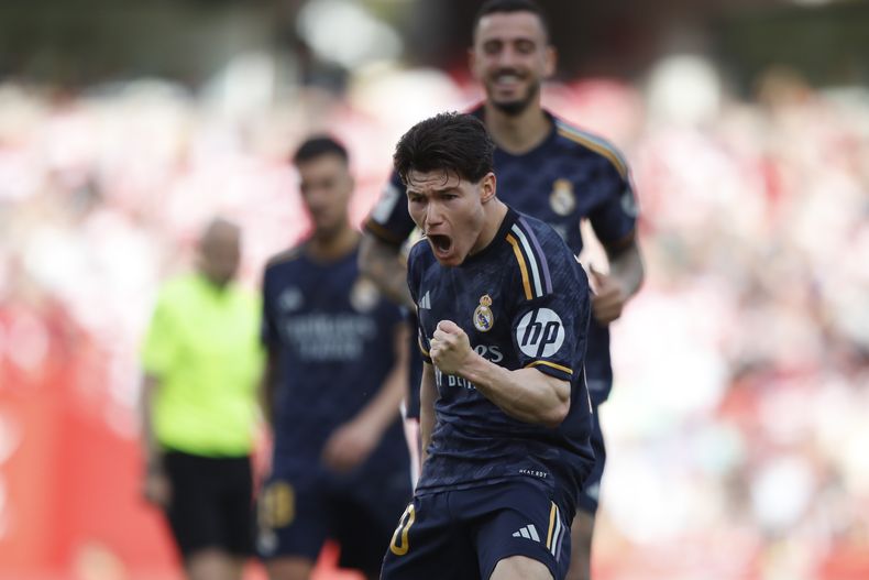 Fran Garcia del Real Madrid celebra tras anotar el primer gol de su equipo en el duelo ante el Granada en la liga española el sábado 11 de mayo del 2024. (AP Foto/Fermin Rodriguez)
