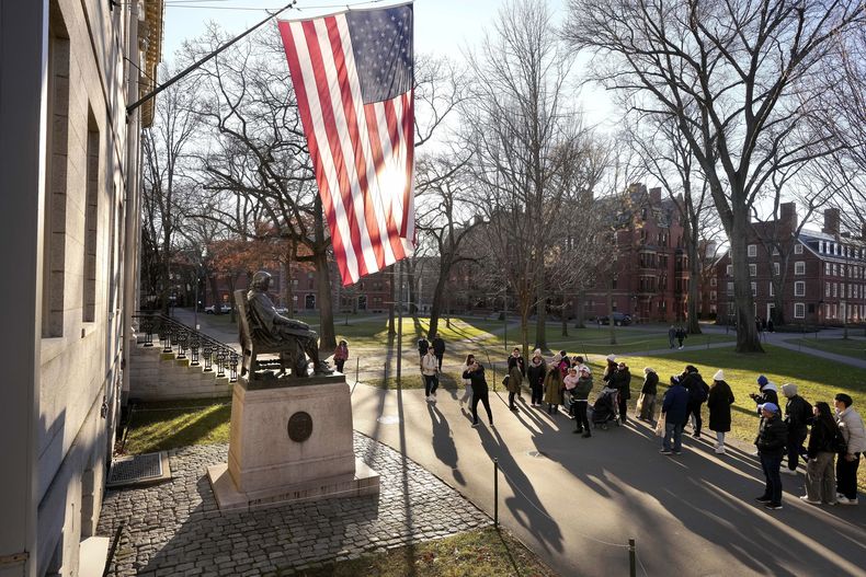 La estatua de John Harvard en el campus de la Universidad de Harvard en Cambridge, Massachusetts, el 2 de enero del 2024. . (AP foto/Steven Senne)
