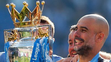 ARCHIVO - El técnico del Manchester City Pep Guardiola alza el trofeo de la Liga Premier tras el partido contra Brighton, el domingo 12 de mayo de 2019, en Brighton. (AP Foto/Frank Augstein)