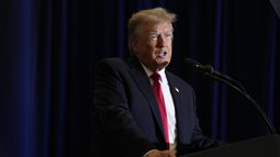 ARCHIVO - El expresidente Donald Trump habla durante un mitin el miércoles 13 de diciembre de 2023, en Coralville, Iowa. (AP Foto/Charlie Neibergall, archivo)