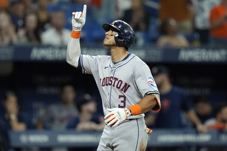 El dominicano Jeremy Peña, de los Astros de Houston, festeja su jonrón en el juego del martes 13 de agosto de 2024, ante los Rays de Tampa Bay (AP Foto/Chris OMeara)