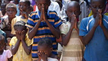 americateve | Ni&ntilde;os hacen oraci&oacute;n durante una misa especial para ellos por el d&iacute;a de Navidad, en un monasterio que tambi&eacute;n funge como campamento para los desplazados, en Bangui, Rep&uacute;blica Centroafricana, el mi&eacute;rcoles 25 de dici
