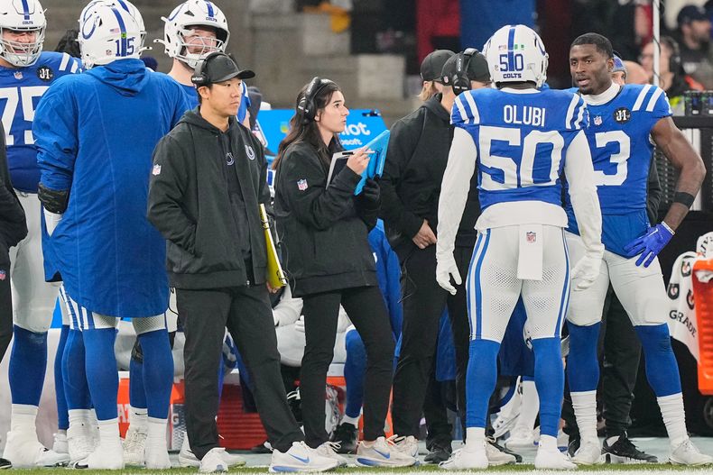 La asistente de los Colts de Indianápolis Isabel Diaz en el campo durante el encuentro ante los Falcons de Atlanta el domingo 9 de noviembre del 2025. (AP Foto/Martin Meissner)