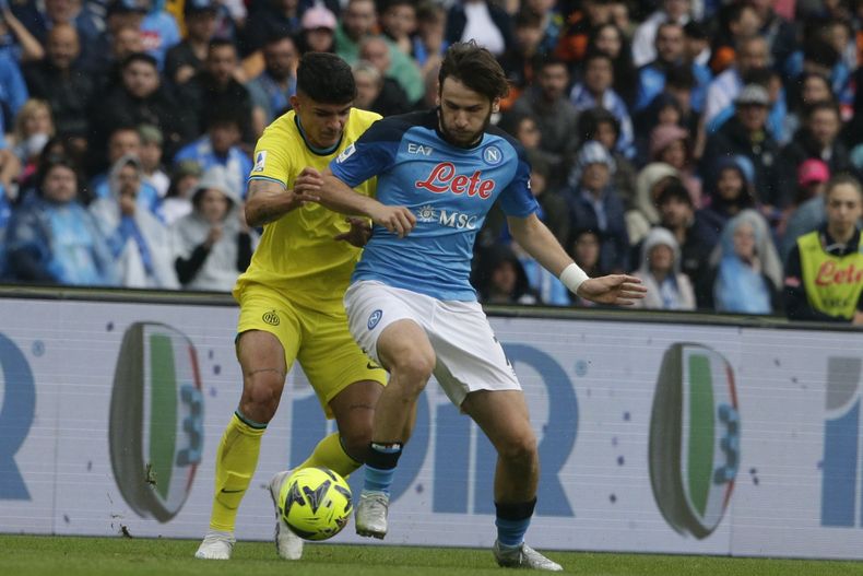 Raoul Bellanova del Inter de Milan y Khvicha Kvaratskheliathe del Napoli pelean por el balón en el encuentro de la Serie A el domingo 21 de mayo del 2023. (Alessandro Garofalo/LaPresse via AP)