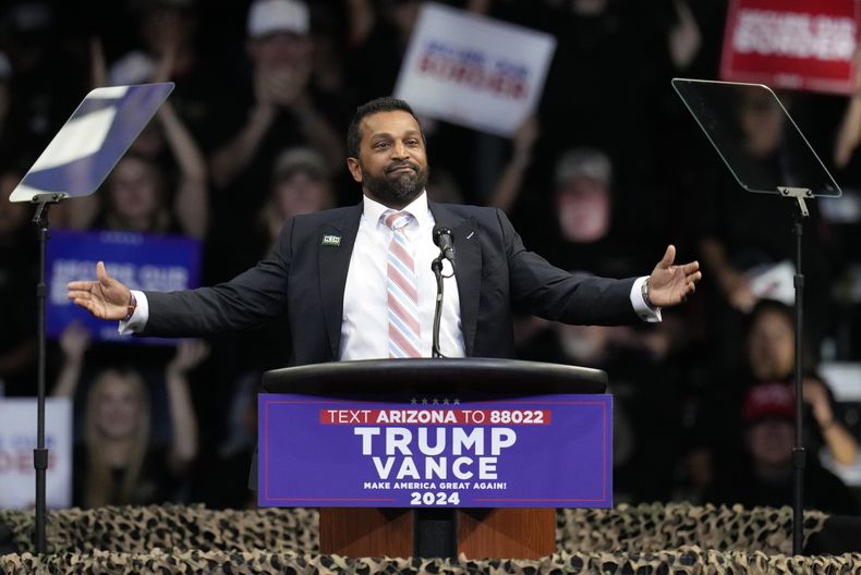 ARCHIVO - Kash Patel habla antes del expresidente y candidato republicano, Donald Trump, durante un acto de campaña en el Findlay Toyota Arena el 13 de octubre de 2024 en Prescott Valley, Arizona, EE.UU. (AP Foto/Ross D. Franklin)