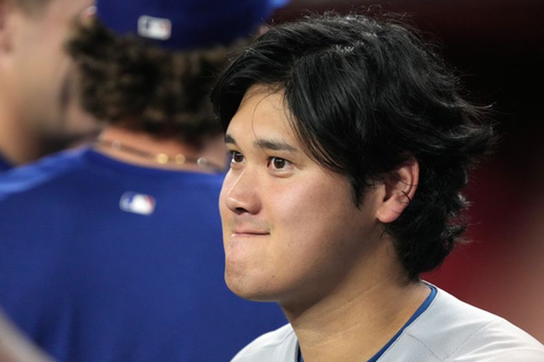El jugador de doble vía de los Dodgers de Los Ángeles, Shohei Ohtani (17), contra los Diamondbacks de Arizona en la primera entrada de un partido de béisbol, el viernes 7 de agosto de 2026, en Phoenix. (Foto AP/Rick Scuteri)