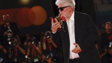 Pedro Almodóvar, ganador del León de Oro a la mejor película por The Room Next Door, posa para los fotógrafos durante la ceremonia de clausura de la 81ª edición del Festival de Cine de Venecia, el sábado 7 de septiembre de 2024, en Venecia, Italia. (Foto de Vianney Le Caer/Invision/AP)