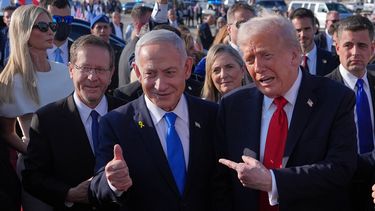 El presidente de Estados Unidos Donald Trump junto al primer ministro israelí Benjamin Netanyahu en el Aeropuerto Internacional Ben Gurion, el lunes 13 de octubre de 2025, cerca de Tel Aviv, Israel. (AP Foto/Evan Vucci)