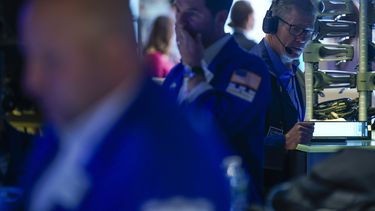 Wall Street cierra en alza de cara a jornada electoral