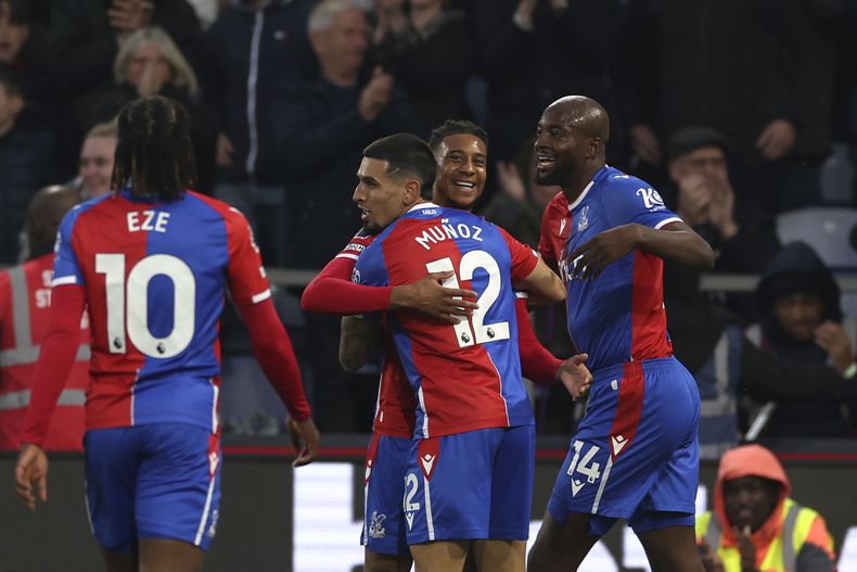 Michael Olise (centro) celebra tras anotar el primer gol de Crystal Palace en la victoria 4-0 ante Manchester United en la Liga Premier, el lunes 6 de mayo de 2024. (AP Foto/Ian Walton)