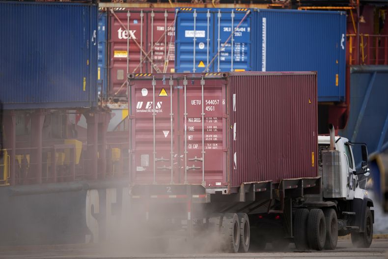 Un vehículo atraviesa la terminal marítima de Gloucester el miércoles 15 de octubre de 2025, en Gloucester City, Nueva Jersey. (AP Foto/Matt Slocum)