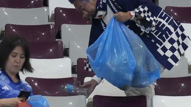 Es lo normal: Hinchas japoneses limpian gradas en Qatar