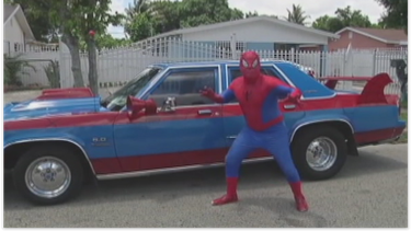 hombre disfrazado de hombre arana asegura tener super poderes