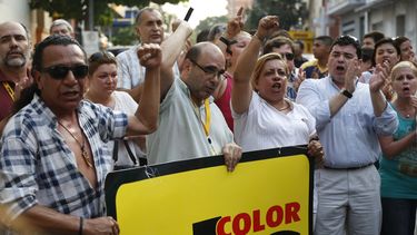 americateve | Periodistas paraguayos participan en una marcha tras el asesinato a balazos del periodista Pablo Medina corresponsal del diario ABC Color perpetrado en el norte de Paraguay, el jueves 16 de octubre de 2014. Junto a Medina fue asesinada una asistente de pr