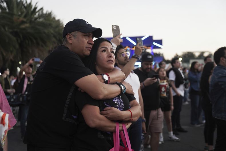 Fans escuchan a Emmanuel del Real, alias Meme, durante su presentación en la 25ª edición del festival de música Vive Latino en la Ciudad de México, el sábado 15 de marzo de 2025. (Foto AP/Aurea Del Rosario)