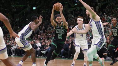 Tatum anota 30 puntos y Celtics se imponen 122-104 a Kings