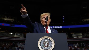 AP VERIFICA: Jactancia, promesas y ataques de Trump en acto