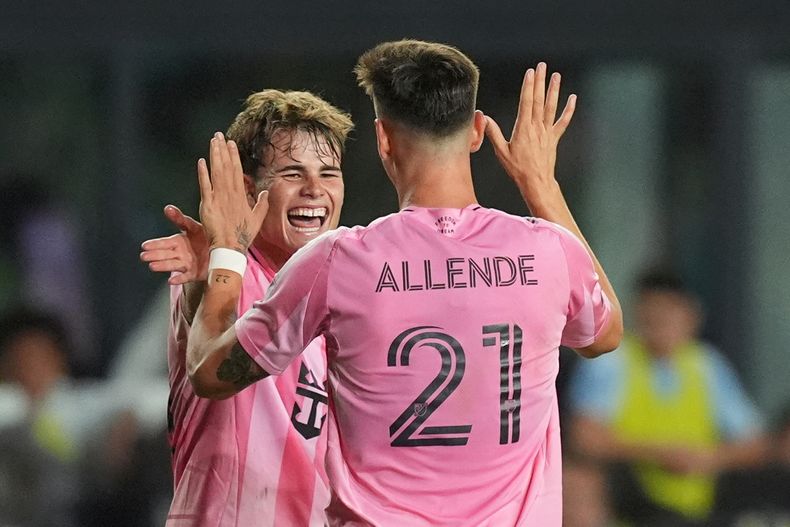 Los argentinos Mateo Silvetti y Tadeo Allende festejan un tanto del Inter Miami ante el New York City FC, el sábado 29 de noviembre de 2025 (AP Foto/Rebecca Blackwell)