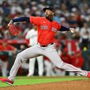 El lanzador de los Medias Rojas de Boston, Aroldis Chapman, realiza un lanzamiento durante la novena entrada de un partido de béisbol contra los Ángeles de Los Ángeles, el viernes 3 de julio de 2026, en Anaheim, California. (Foto AP/William Liang)