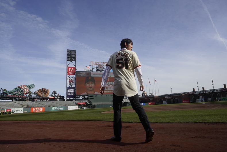 Jung Hoo Lee ingresa en el Oracle Park luego de una conferencia de prensa en que se le presentó como nuevo pelotero de los Gigantes de San Francisco, el viernes 15 de diciembre de 2023 (AP Foto/Jeff Chiu)