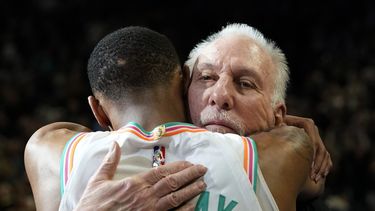 Popovich rompe récord de triunfos de NBA en campaña regular
