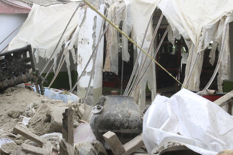 Un hotel dañado luego de una explosión en la ciudad de Jost, Afganistán, el lunes 14 de agosto de 2023. (AP Foto/Saifullah Zahir)