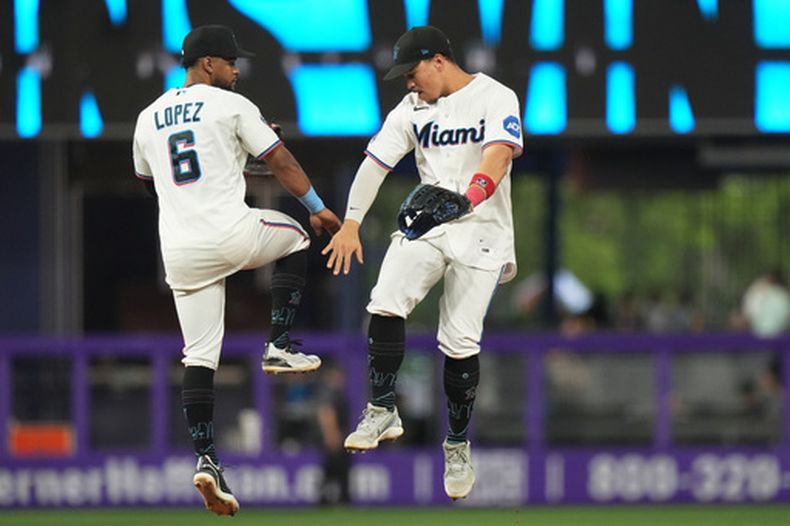 Los dominicanos Otto López y Heriberto Hernández, de los Marlins de Miami, festejan el triunfo sobre los Dodgers de Los Ángeles el sábado 12 de septiembre de 2026 (AP Foto/Lynne Sladky)