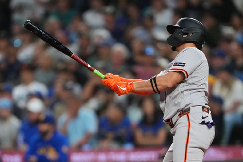 Willy Adames, de los Gigantes de San Francisco, completa el swing tras conectar un grand slam contra los Marineros de Seattle durante la séptima entrada de un partido de béisbol, el viernes 17 de julio de 2026, en Seattle. (Foto AP/Lindsey Wasson)