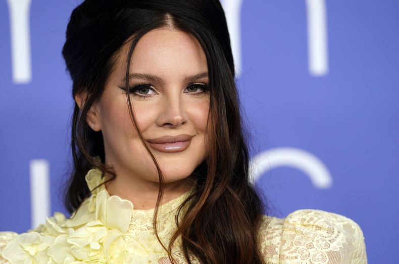 ARCHIVO - La galardonada Lana del Rey posa en los Premios Billboard Women in Music 2023 el 1 de marzo de 2023, en el YouTube Theater en Inglewood, California. (Foto AP/Chris Pizzello, archivo)