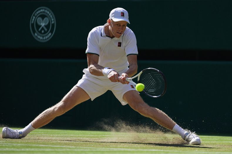 Jannik Sinner, de Italia, devuelve una pelota durante el partido de tercera ronda de individuales masculinos contra Jenson Brooksby, de los Estados Unidos, en el Campeonato de Tenis de Wimbledon en Londres, el viernes 3 de julio de 2026. (Foto AP/Brian Inganga)