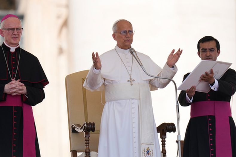 El papa León XIV celebra su audiencia general en la plaza de San Pedro del Vaticano, el miércoles 24 de junio de 2026. (AP Foto/Alessandra Tarantino)