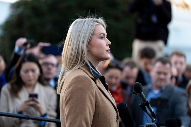 La secretaria de prensa de la Casa Blanca, Karoline Leavitt, habla con los periodistas en la Casa Blanca, en Washington, el lunes 24 de noviembre de 2025. (AP Foto/Alex Brandon)