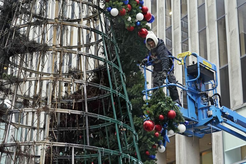 ESP-GEN NY-ARBOL DE NAVIDAD INCENDIADO