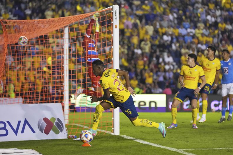 Cristian Borja (26), de las Águilas del América, marca el segundo gol de su equipo en el partido de vuelta de las semifinales del fútbol mexicano frente a La Máquina de Cruz Azul , el domingo 18 de mayo de 2025, en Ciudad de México. (AP Foto/Eduardo Verdugo)