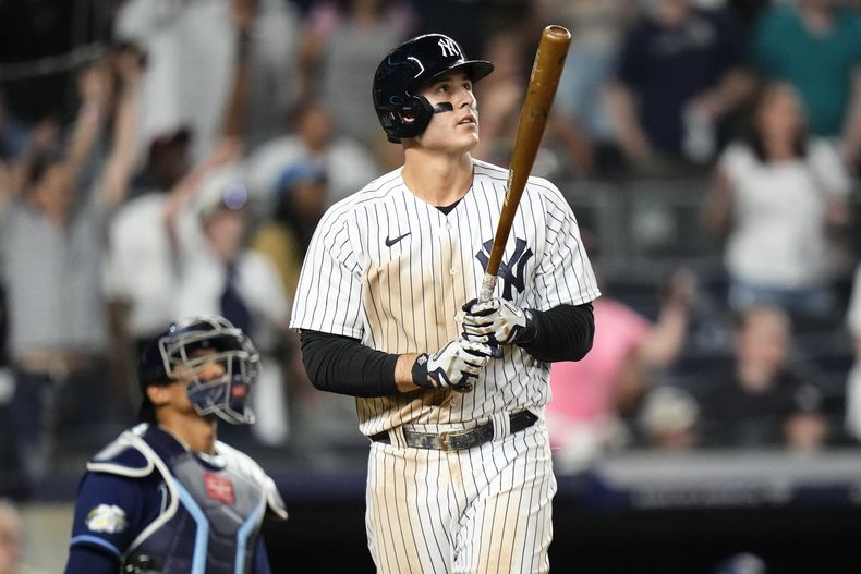 Anthony Rizzo, de los Yanquis de Nueva York, observa la pelota al conectar un jonrón de dos carreras en la octava entrada del juego ante los Rays de Tampa Bay, el viernes 12 de mayo de 2023 (AP Foto/Frank Franklin II)