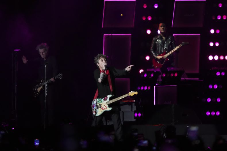 Green Day durante su presentación en el festival Corona Capital en la Ciudad de México, el viernes 15 de noviembre de 2024. (Foto AP/Eduardo Verdugo)