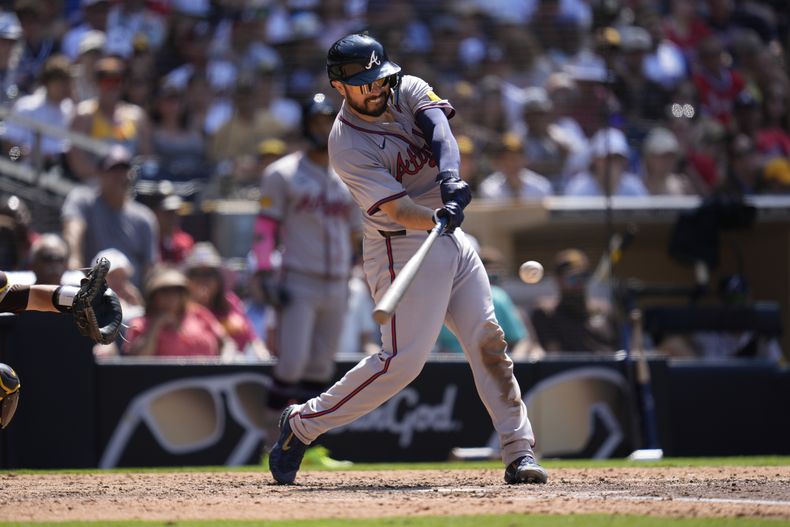 Travis dArnaud, de los Bravos de Atlanta, batea cuadrangular durante la octava entrada del juego de béisbol en contra de los Padres de San Diego, el domingo 14 de julio de 2024, en San Diego. (AP Foto/Gregory Bull)