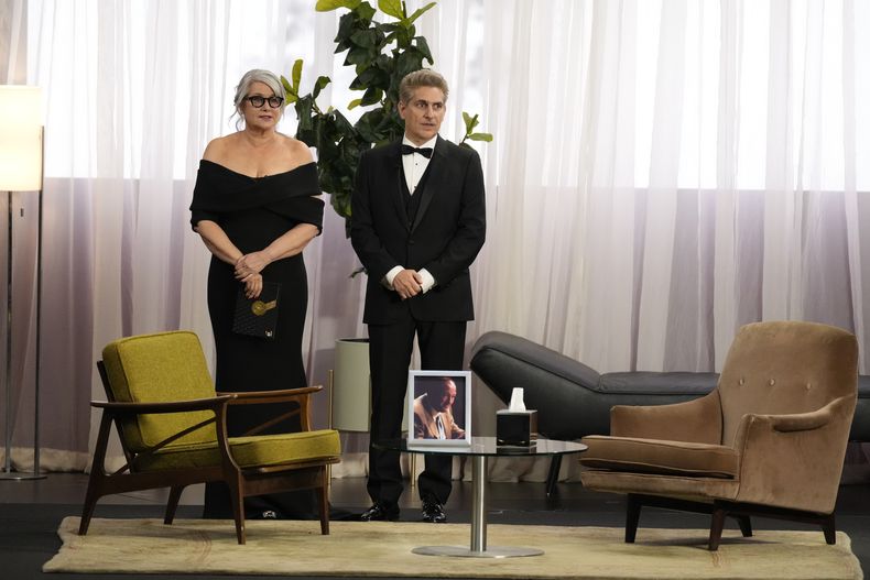 Lorraine Bracco, izquierda, y Michael Imperioli presentan el premio a mejor actriz de reparto de drama en la 75a edición de los Premios Emmy el lunes 15 de enero de 2024 en el Teatro Peacock de Los Ángeles. (Foto AP/Chris Pizzello)
