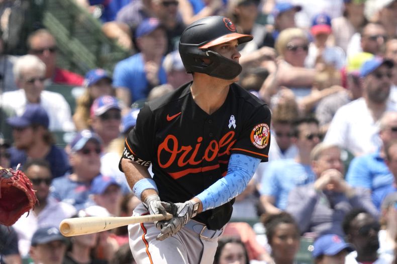Adam Frazier de los Orioles de Baltimore conecta un sencillo ante los Cachorros de Chicago, el domingo 18 de julio de 2023, en Chicago. (AP Foto/Nam Y. Huh)
