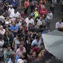Personas esperando a votar en las elecciones primarias de la oposición en el barrio San Martín de Caracas, Venezuela, el domingo 22 de octubre de 2023. La oposición elegirá un candidato para desafiar al presidente Nicolás Maduro en las elecciones presidenciales de 2024. (Foto AP/Matías Delacroix)