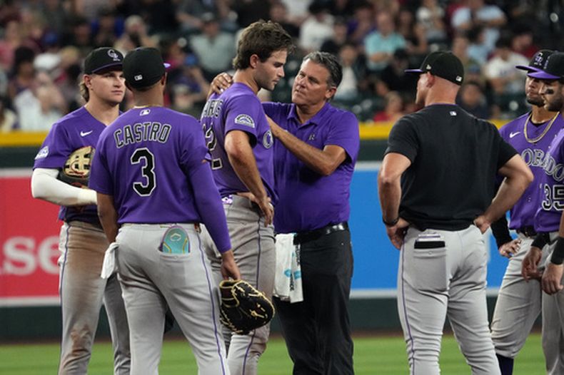 Kyle Karros, de los Rockies de Colorado, abandona el juego tras chocar con el venezolano Ezequiel Tovar en el juego del martes 11 de agosto de 2026 ante los Diamondbacks de Arizona (AP Foto/Rick Scuteri)