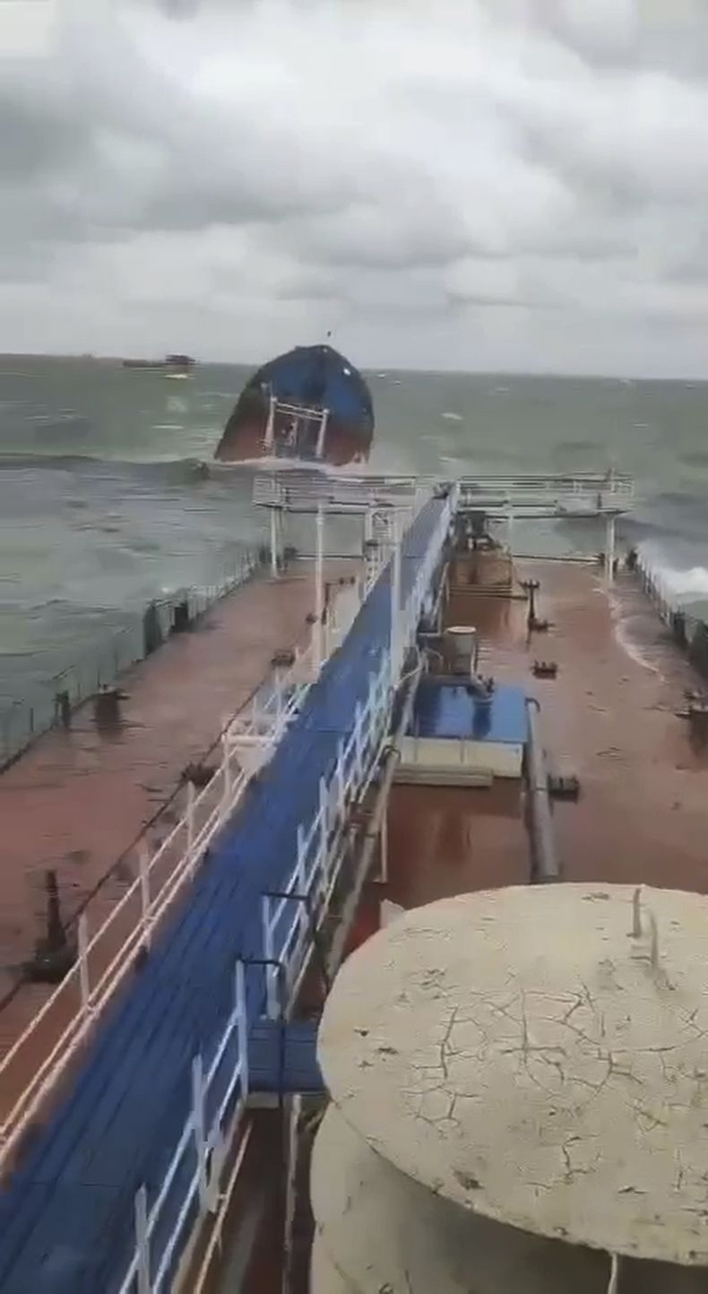 Esta foto tomada de un video publicado por la Fiscalía de Transporte del Sur de Rusia, muestra un petrolero Volgoneft-212 naufragado por una tormenta en el estrecho de Kerch, Rusia, el domingo 15 de diciembre de 2024. (The Russian Southern Transport Prosecutors Office via AP)