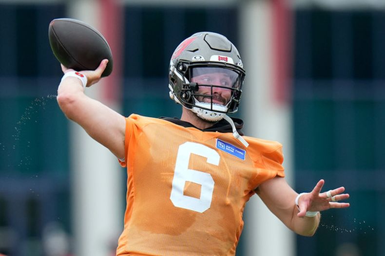 Baker Mayfield, quarterback de los Buccaneers de Tampa Bay, lanza un pase el jueves 30 de julio de 2026 durante una práctica (AP Foto/Chris OMeara)