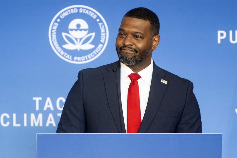 ARCHIVO – El administrador de la Agencia de Protección Ambiental, Michael Regan, habla en la Universidad Howard el 25 de abril de 2024, en Washington. (AP Foto/Kevin Wolf, Archivo)