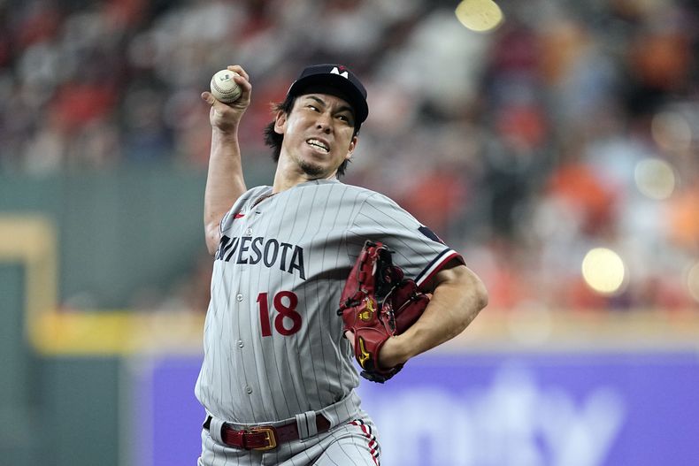 ARCHIVO - El serpentinero de los Mellizos de Minnesota Kenta Maeda lanza durante la cuarta entrada del Juego 1 de la Serie Divisional de la Liga Americana ante los Astros de Houston, el 7 de octubre de 2023, en Houston. (AP Foto/Tony Gutierrez, File)