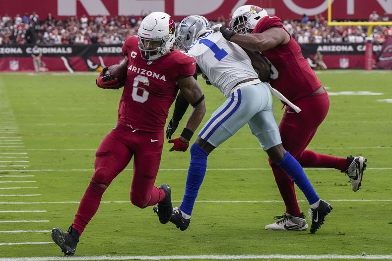 James Conner (6), corredor de los Cardinals de Arizona, corre dentro de la zona de anotación para conseguir un touchdown en contra de los Cowboys de Dallas, durante la primera mitad del juego de la NFL, el domingo 24 de septiembre de 2023, en Glendale, Arizona. (AP Foto/Rick Scuteri)