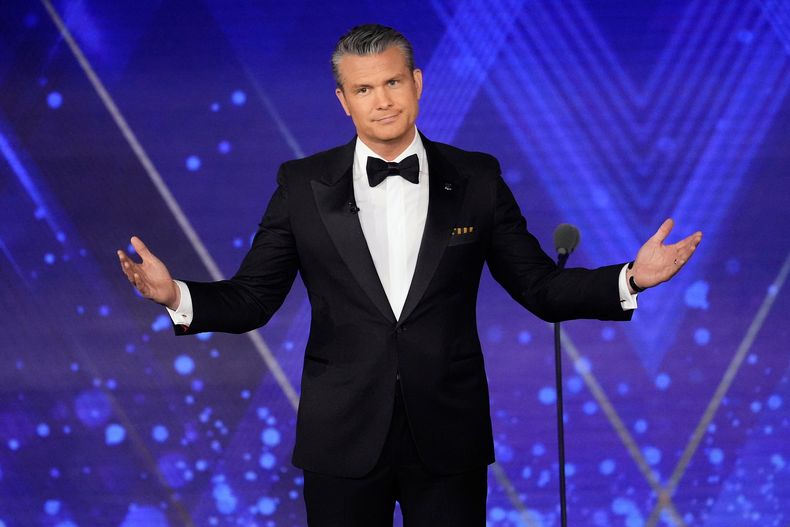 El secretario de Defensa de Estados Unidos, Pete Hegseth, abre los brazos mientras habla en el evento de los Premios Patriot de FOX Nation el jueves 6 de noviembre de 2025, en Greenvale, Nueva York. (AP Foto/Frank Franklin II)
